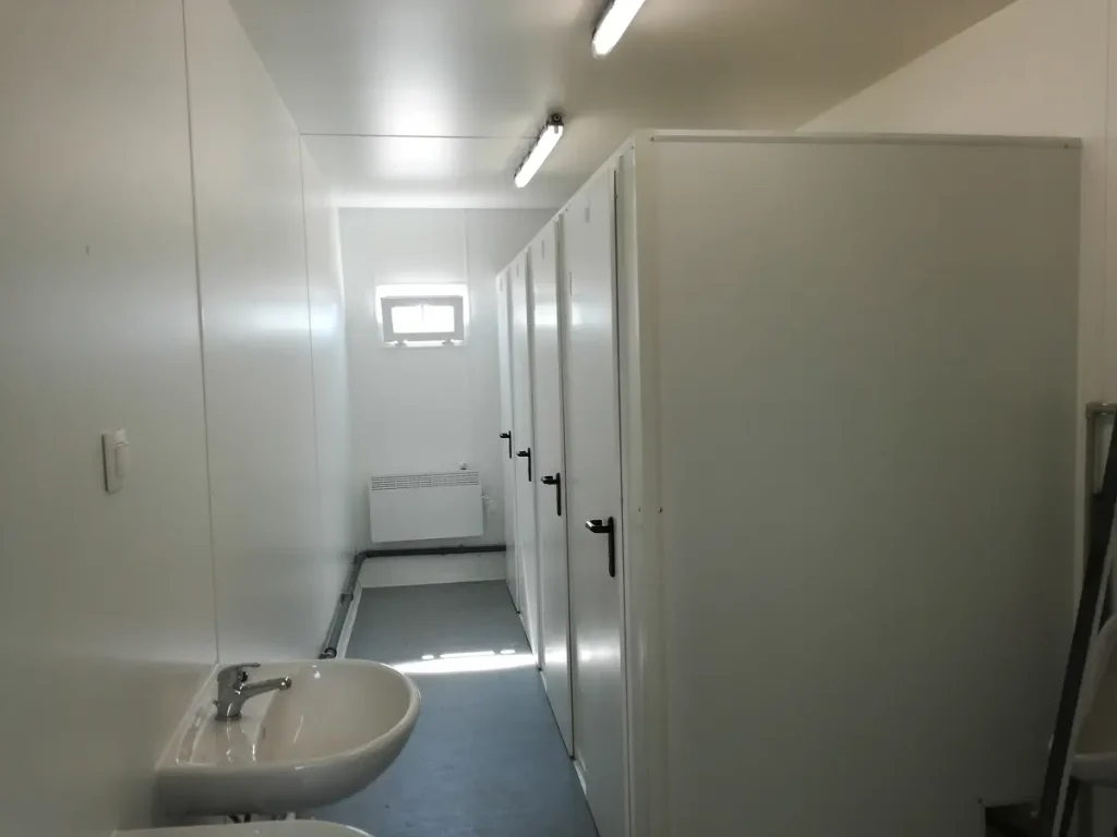 Sanitárne kontajnery – konštrukčné varianty a prevedenie